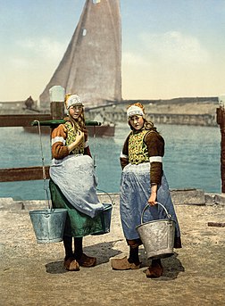 Costumes traditionnels néerlandais à Marken, vers 1900. (définition réelle 2 388 × 3 247)