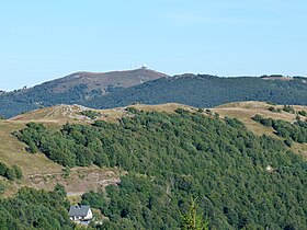 Le Marksteinkopf au premier plan avec le Grand Ballon en arrière-plan, vus depuis Le Markstein.