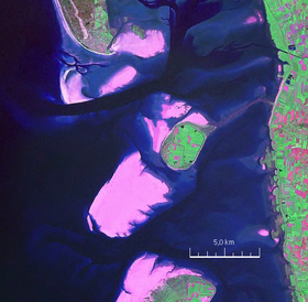 Mandø, avec Koresand (en) proche au sud-ouest, Fanø au nord, Rømø au sud et la terre du Jutland à l'est.