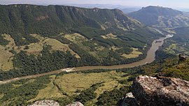 Vista do vale do rio Tibagi, área rural de Sapopema.