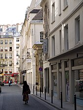 La rue vue en direction de la rue Montmartre.