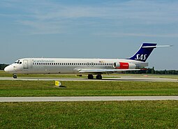 Scandinavian Airlines Systemin McDonnell Douglas MD-87 (OY-KHU) rullaamassa Münchenin lentoasemalla elokuussa 2009.