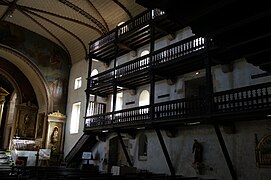 Photographie des galeries sur trois niveaux d'une église.