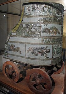 Char de cérémonie avec plaques de bronze du cycle troyen (IVe siècle av. J.-C.).