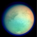 Photographie en fausse couleur de Titan, un satellite de Saturne, prise par la sonde spatiale Cassini à l'aide d'une caméra ultraviolette et infrarouge le 26 octobre 2004