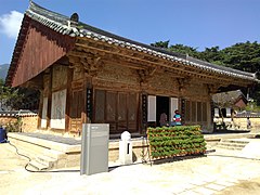 処於過渡期的朝鮮半島建築通度寺應眞殿，使用兩翹，每翹假一昂