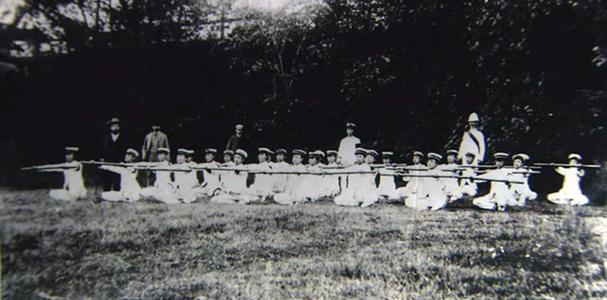 통제영학당의 훈련 모습 (1894년). 뒷줄 왼쪽부터 영어 교사 허치슨, 영국 총영사 힐러, 커티스 하사, 조선 장교, 콜웰 대위