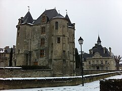 Donjon et mairie.