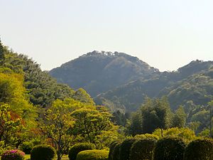 山吹城のある要害山（画像中央）