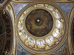 A. Entre las esculturas más tempranas y más espectaculares producidas mediante galvanoplastia de cobre están los doce ángeles dorados (1858) de Josef Hermann, situados en la cúpula de la catedral de San Isaac en San Petersburgo, Rusia. Estas esculturas miden 6 metros de altura. El metal es lo suficientemente delgado como para que el techo de la catedral pueda soportar el peso de las esculturas.[21]​