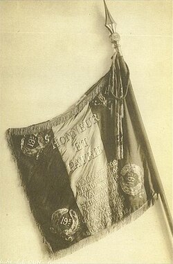 Drapeau avec en écriture d'or Honneur et Patrie, Valmy 1792, Jemappes 1792, Héliopolis 1800, Wagram 1809, Sébastopol 1854-55, Belgique 1914, Champagne 1915, L'avre 1918, Somme-Py 1918