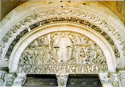 Cathédrale Saint-Lazare d'Autun, tympan du Jugement Dernier, dans le registre de droite Saint-Michel pesant une âme, un démon essaye de faire basculer le fléau en sa direction mais sans y parvenir.