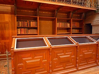 Boiseries de la bibliothèque.