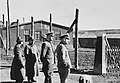 Groupe d'officiers SS devant le camp