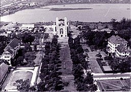 Vue aérienne de la cathédrale avant 1970.