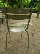 Chaise du jardin du Luxembourg avec le logo du Sénat.