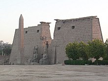 פילונים בכניסה למקדש לוקסור