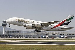 Emiratesin, konetyypin suurimman tilaajan Airbus A380.