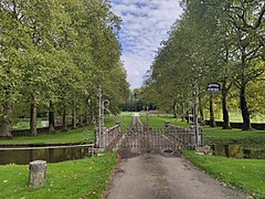 L'entrée du château, le long de la Béthune.