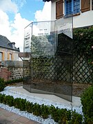 Monument aux morts transparent.