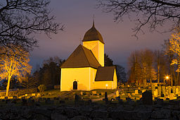 Husby-Ärlinghundra kyrka i november 2014