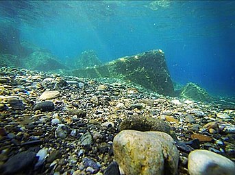 イタリア沖の砂利の海底