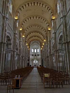 A Abadia de Vézelay tem uma série de pilares verticais que se erguem para apoiar arcos transversais e uma abóbada de aresta. O extremo oriental é gótico.