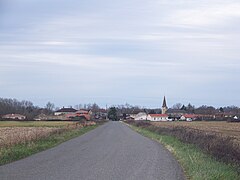 Entrée sud du village d'Izotges, depuis la route de Préchac-sur-Adour.