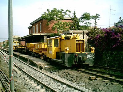 Una locomotiva Kof, dell'impresa Ventura, alla stazione di Belpasso-Piano Tavola in occasione della sostituzione dell'armamento ferroviario.