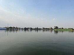 Lago de día del Parque Bicentenario en la CDMX
