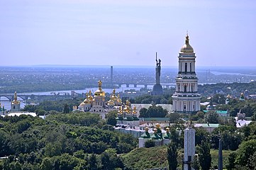 На тлі дзвіниці Києво-Печерської лаври