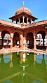 Wasserbassin im Innenhof mit Eckpavillon