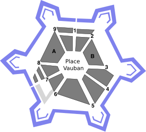 La place et les rues adjacentes. En bleu, la forteresse de 1666, aujourd'hui détruite (les chiffres et lettres renvoient au texte ci-après).