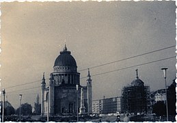 1962: Die Nikolaikirche hat gerade wieder ihre Laterne erhalten (siehe Gerüst auf der Kuppel), das Rathaus wird als Kulturhaus Marchwitza wieder aufgebaut