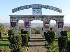 La « Porte de Champagne » indiquant les villes jumelées avec Essenheim (Allemagne).