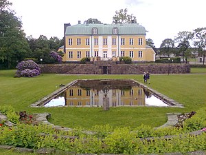 Vapnö slott från slottsparken.