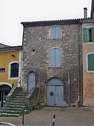 Sur le Cours, vieille demeure à façade du XVIe.