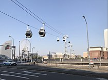 桜木町駅前の道路頭上を通る