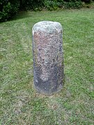 Stèle préhistorique sur le placître de la chapelle Saint-Côme et Saint-Damien.