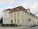 Bürgerliches Wohnhaus mit Kaserne, zur Straße Am Kanal ausgerichtet