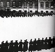 Les soldats tirant sur la foule lors du Dimanche rouge, scène reconstituée tirée du film Devjatoe Janvarja, de Viatcheslav Viskovski, en 1925[8].