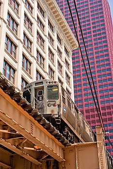 Le Chicago 'L' devant le CNA Center (définition réelle 2 592 × 3 872)