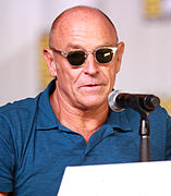 Corbin Bernsen interprète Henry Spencer.