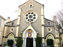 Façade de l'église Sainte-Philomène.