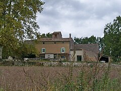 Classique maison à terre à l'extérieur du village.