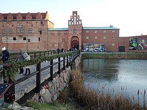 Bron mot borggården och vidare till Malmö konstmuseums entré