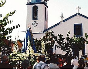 Procissão em honra de Nossa Senhora da Soledade à saida da capela do Divino Espírito Santo em Alguber