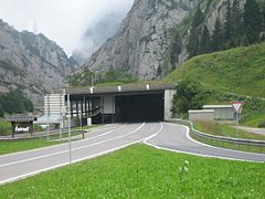 Entrée de la galerie au sud du tunnel (2007).