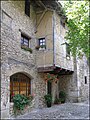 Vue sur une maison avec étage en encorbellement.