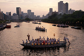 Bateaux du festival Tenjin matsuri la nuit.